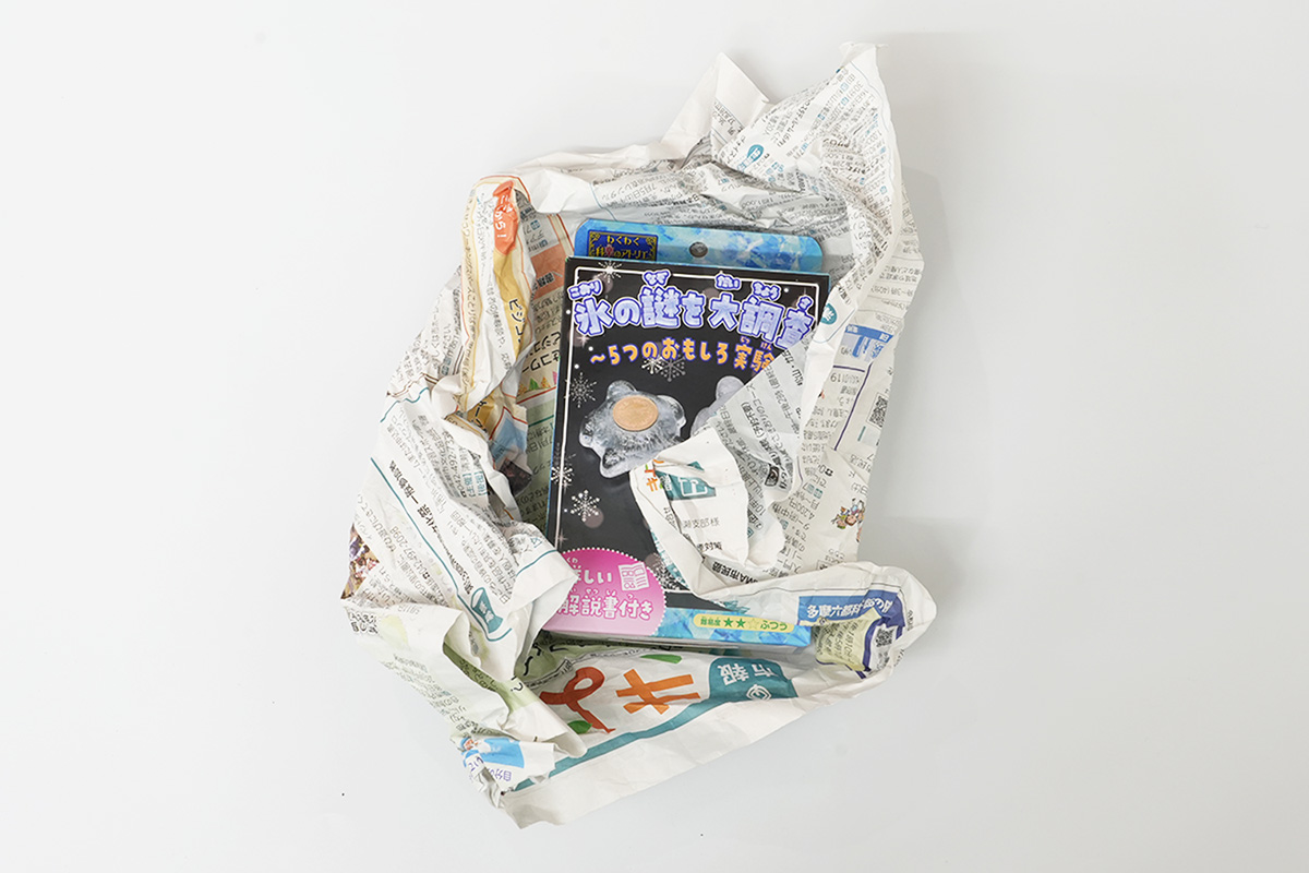 商品を新聞紙で包む.jpg
