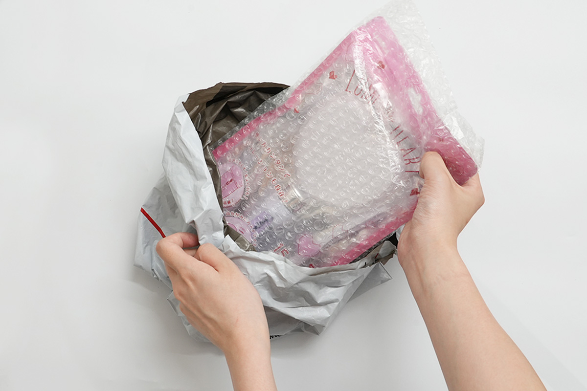 プチプチ商品を袋に入れる.jpg
